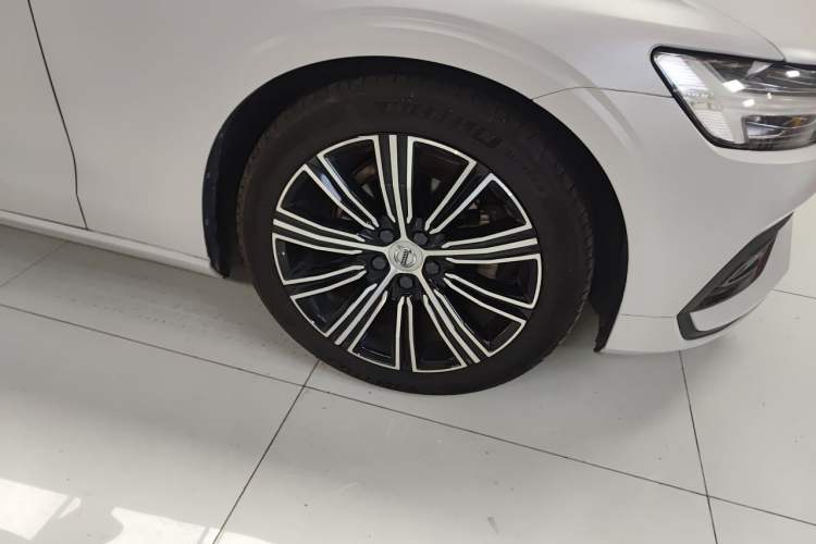Used Volvo S60 2020 T4 Zhiyuan Luxury Edition Right Front Wheel Hub