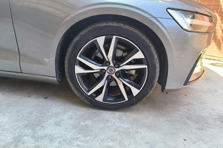Used Volvo S60 2020 T4 Zhiyuan Sport Edition Right Front Wheel Hub