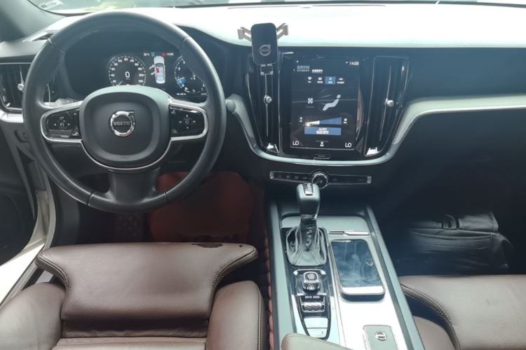 Used Volvo S60 2020 T4 Zhiyuan Sport Edition Center Console