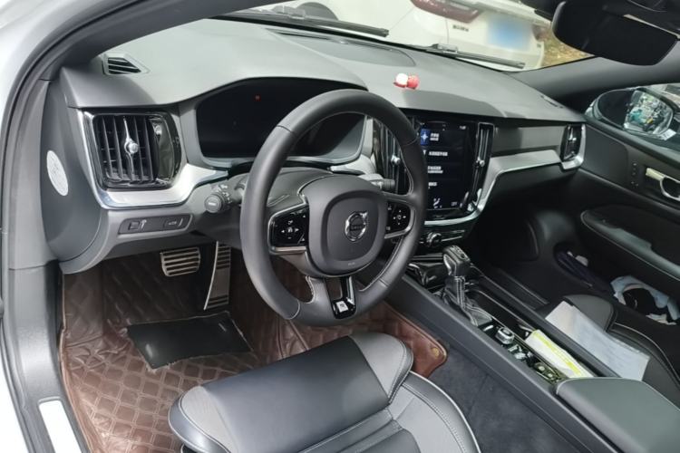 Used Volvo S60 2020 T4 Zhiyuan Sport Edition Center Console