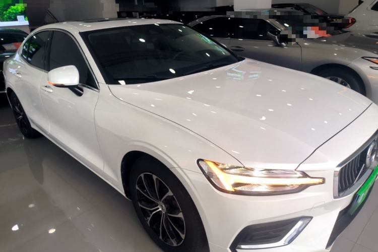 Used Volvo S60 2020 T4 Zhiyi Luxury Edition Front Right 45 Deg