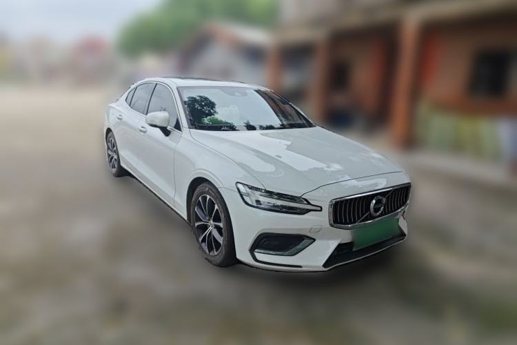 Used Volvo S60 2020 T4 Zhiyi Luxury Edition Front Right 45 Deg