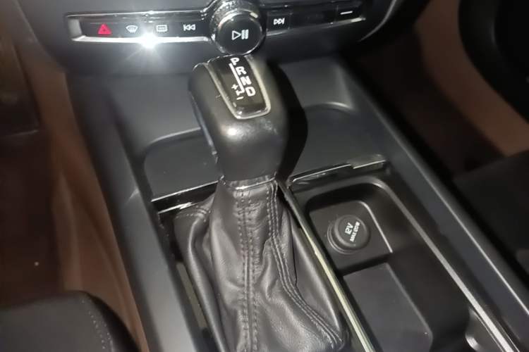 Used Volvo S60 2020 T3 SmartDrive Luxury Edition Gear Lever