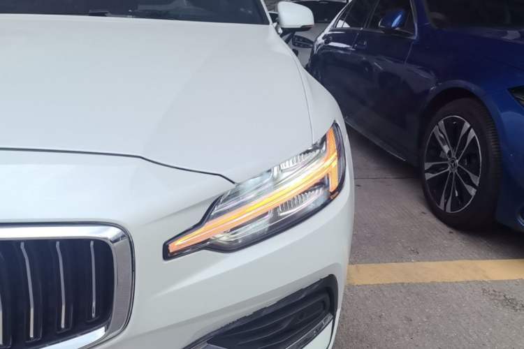 Used Volvo S60 2020 T4 Zhiyuan Sport Edition Left Front Headlight