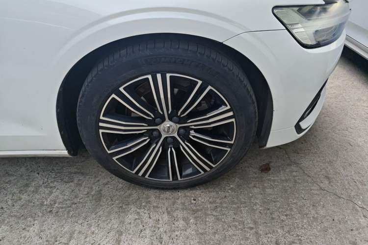 Used Volvo S60 2020 T4 Zhiyuan Luxury Edition Right Front Wheel Hub