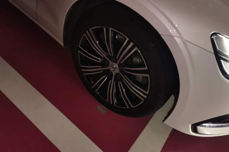 Used Volvo S60 2020 T4 Zhiyuan Luxury Edition Right Front Wheel Hub