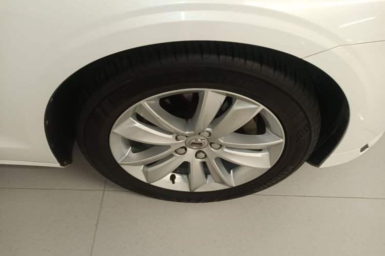 Used Volvo S60 2020 T3 SmartDrive Luxury Edition Right Front Wheel Hub