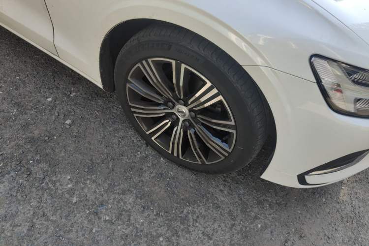 Used Volvo S60 2020 T4 Zhiyuan Luxury Edition Right Front Wheel Hub