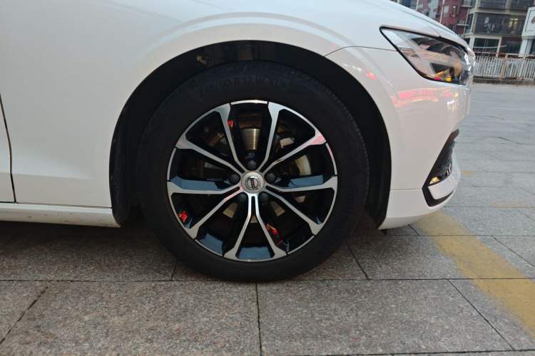 Used Volvo S60 2020 T4 Zhiyi Luxury Edition Right Front Wheel Hub