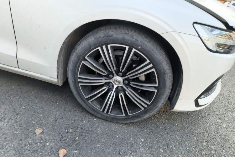 Used Volvo S60 2020 T4 Zhiyuan Luxury Edition Right Front Wheel Hub