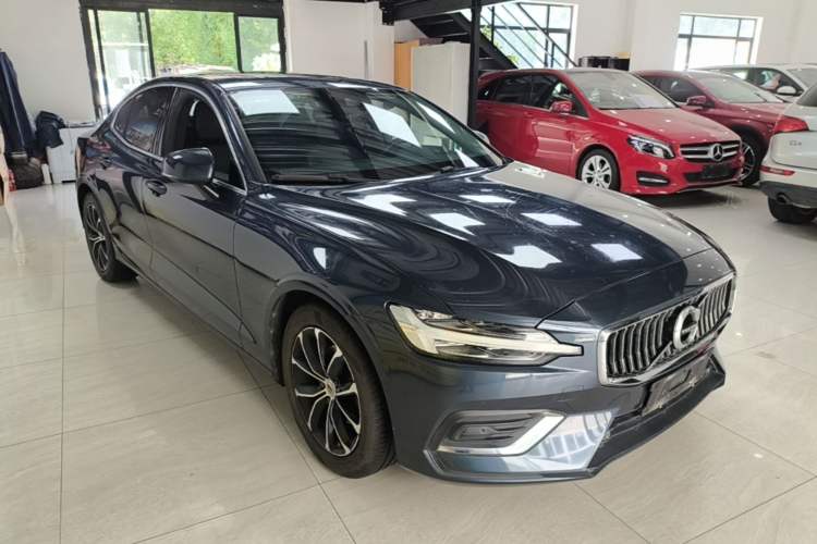 Used Volvo S60 2021 T4 Zhiyi Luxury Edition Front Right 45 Deg
