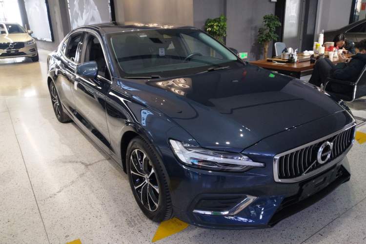 Used Volvo S60 2021 T4 Zhiyi Luxury Edition Front Right 45 Deg