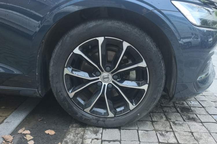 Used Volvo S60 2021 T4 Zhiyi Luxury Edition Right Front Wheel Hub