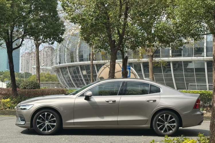Used Volvo S60 2021 T4 Zhiyi Luxury Edition Exterior 4
