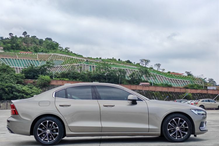 Used Volvo S60 2021 T4 Zhiyi Luxury Edition Exterior 2