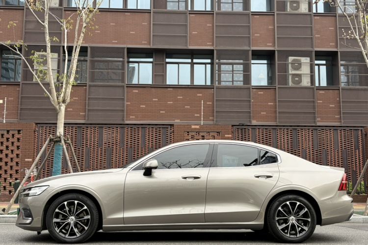 Used Volvo S60 2021 T4 Zhiyi Luxury Edition Exterior 2