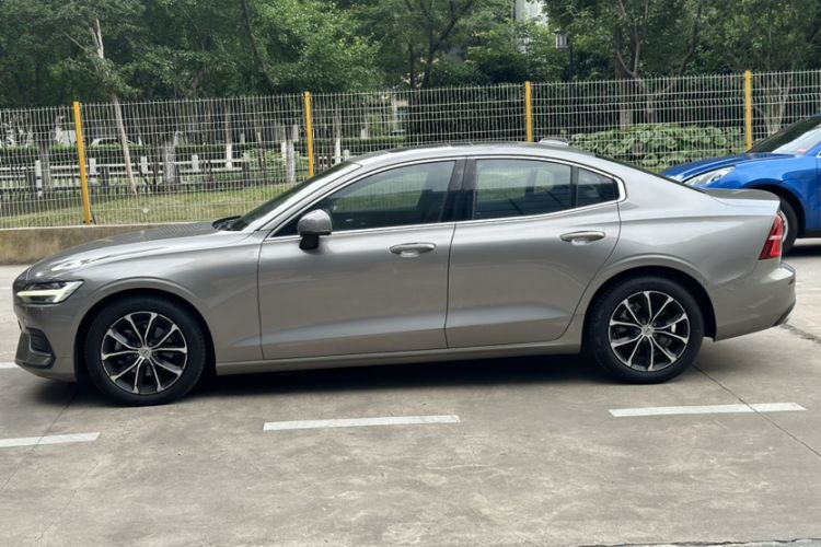 Used Volvo S60 2021 T4 Zhiyi Luxury Edition Exterior 4
