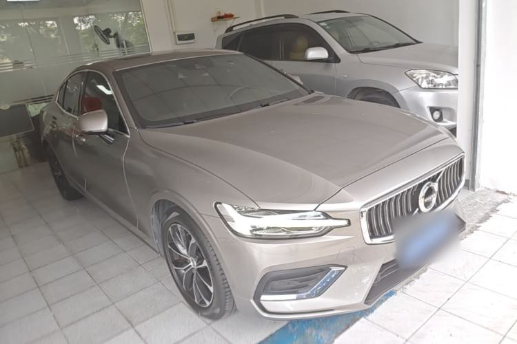 Used Volvo S60 2021 T4 Zhiyi Luxury Edition Front Right 45 Deg