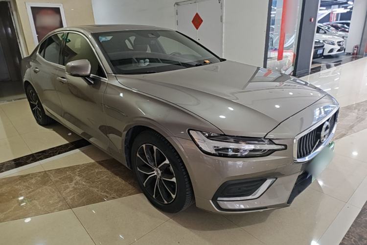 Used Volvo S60 2021 T4 Zhiyi Luxury Edition Front Right 45 Deg