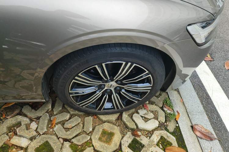 Used Volvo S60 2021 T4 Zhiyuan Luxury Edition Right Front Wheel Hub