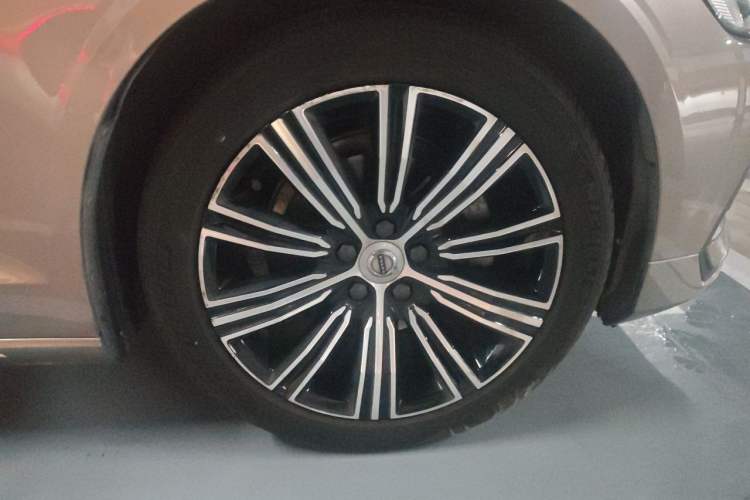Used Volvo S60 2021 T4 Zhiyuan Luxury Edition Right Front Wheel Hub