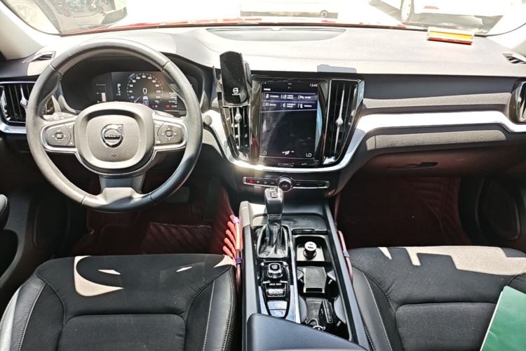 Used Volvo S60 2021 T3 SmartDrive Luxury Edition Center Console