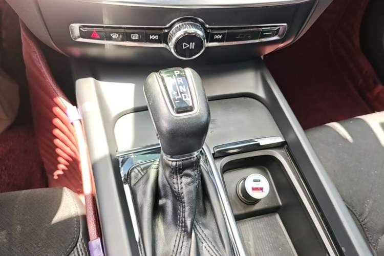 Used Volvo S60 2021 T3 SmartDrive Luxury Edition Gear Lever