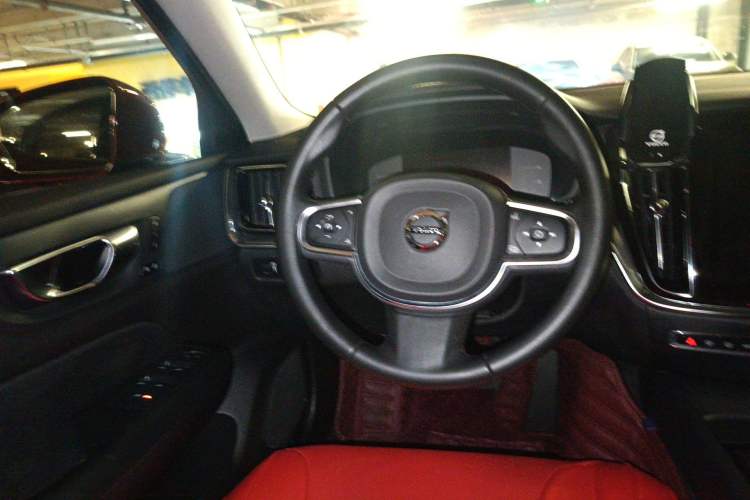 Used Volvo S60 2021 T3 SmartDrive Luxury Edition Steering Wheel