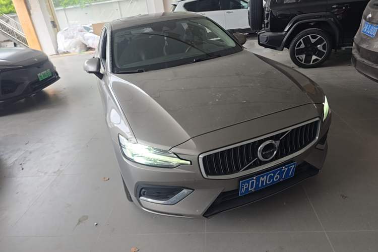 Used Volvo S60 2021 T4 Zhiyuan Luxury Edition Front Right 45 Deg