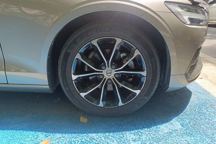 Used Volvo S60 2021 T4 Zhiyi Luxury Edition Right Front Wheel Hub