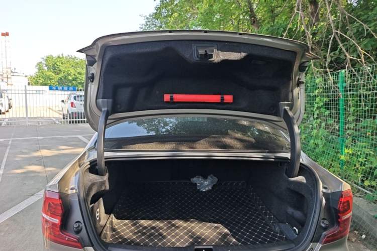 Used Volvo S60 2021 T4 Zhiyuan Luxury Edition Trunk