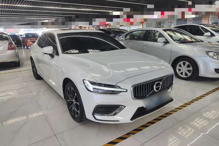 Used Volvo S60 2021 T4 Zhiyi Luxury Edition Front Right 45 Deg