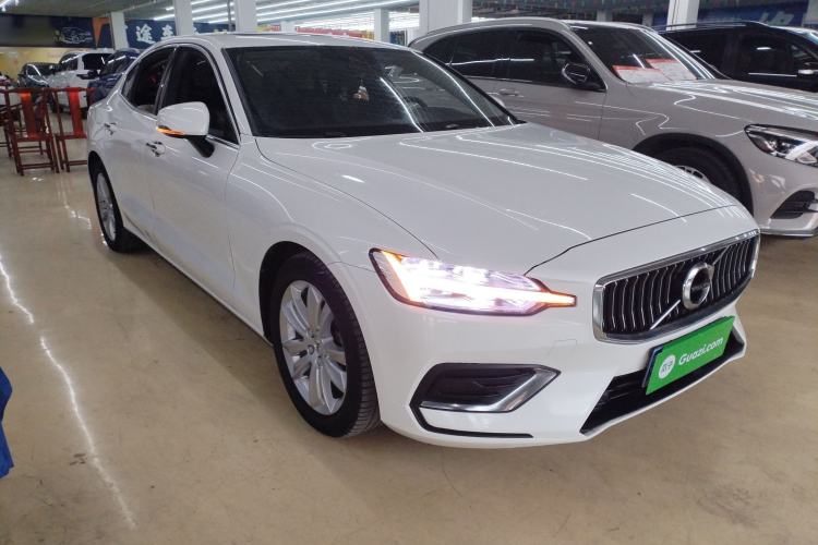 Used Volvo S60 2021 T3 SmartDrive Luxury Edition Front Right 45 Deg