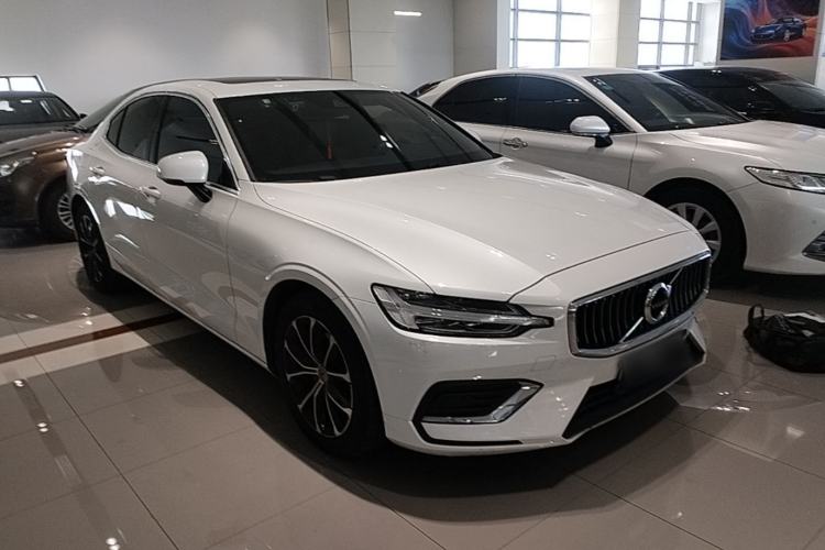 Used Volvo S60 2021 T4 Zhiyi Luxury Edition Front Right 45 Deg