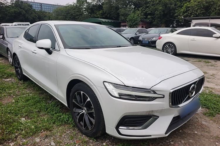 Used Volvo S60 2021 T4 Zhiyi Luxury Edition Front Right 45 Deg