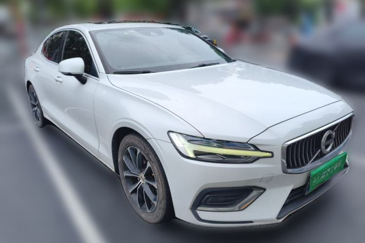 Used Volvo S60 2021 T4 Zhiyi Luxury Edition Front Right 45 Deg