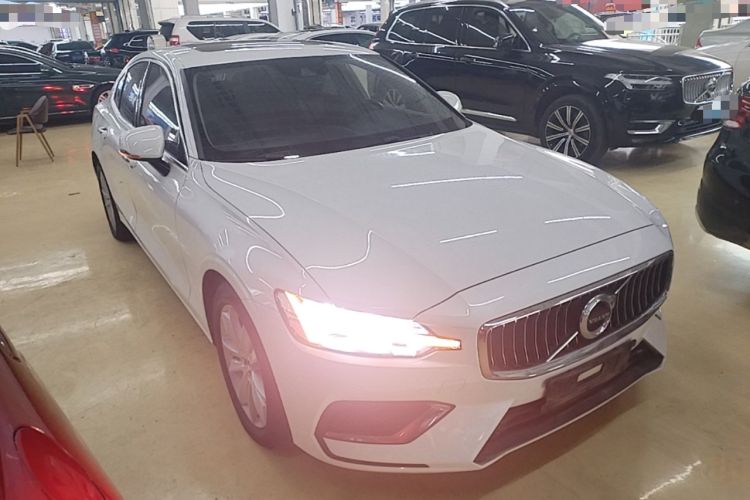Used Volvo S60 2021 T3 SmartDrive Luxury Edition Front Right 45 Deg