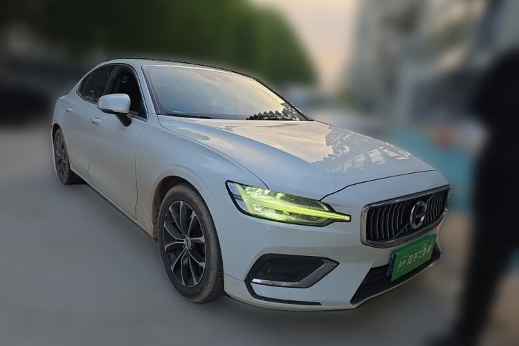 Used Volvo S60 2021 T4 Zhiyi Luxury Edition Front Right 45 Deg