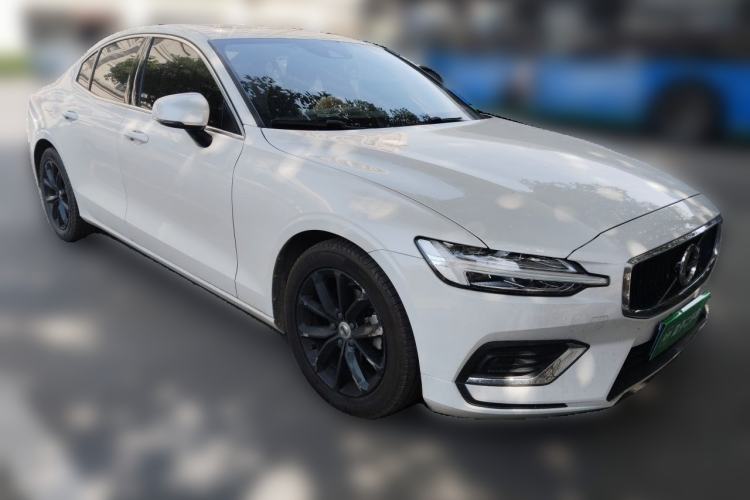 Used Volvo S60 2021 T4 Zhiyi Luxury Edition Front Right 45 Deg
