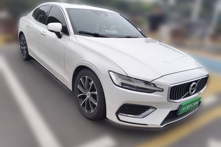 Used Volvo S60 2021 T4 Zhiyi Luxury Edition Front Right 45 Deg