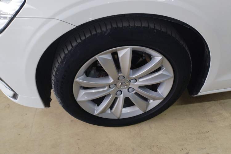 Used Volvo S60 2021 T3 SmartDrive Luxury Edition Left Front Wheel Hub