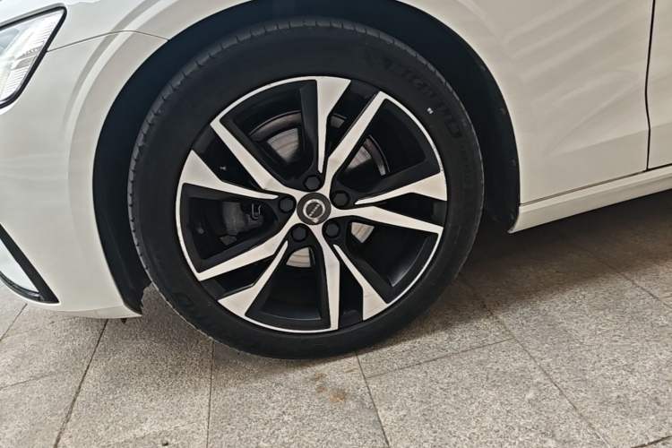 Used Volvo S60 2021 T4 Zhiyuan Sport Edition Left Front Wheel Hub