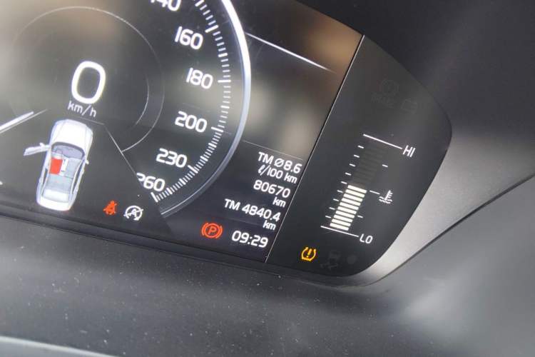Used Volvo S60 2021 T4 Zhiyi Luxury Edition Odometer Close Up