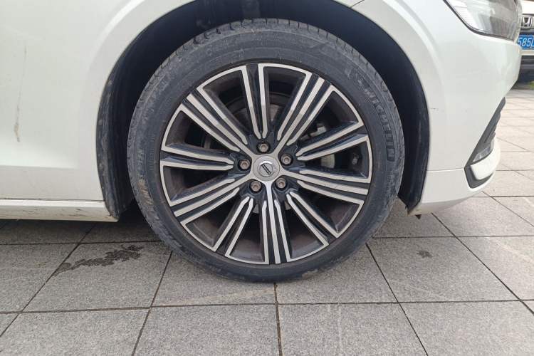 Used Volvo S60 2021 T4 Zhiyuan Luxury Edition Right Front Wheel Hub