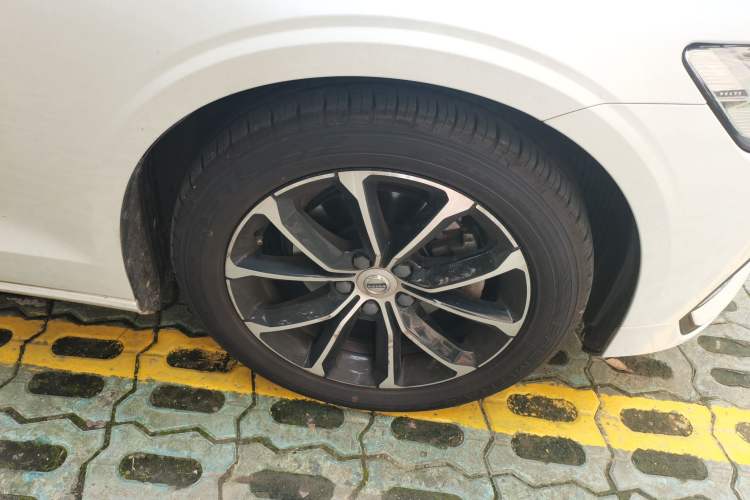 Used Volvo S60 2021 T4 Zhiyi Luxury Edition Right Front Wheel Hub