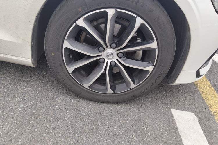 Used Volvo S60 2021 T4 Zhiyi Luxury Edition Right Front Wheel Hub