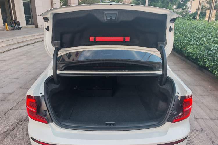 Used Volvo S60 2021 T4 Zhiyuan Sport Edition Trunk