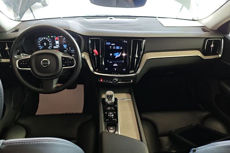 Used Volvo S60 2022 B4 Zhiyuan Luxury Edition Center Console