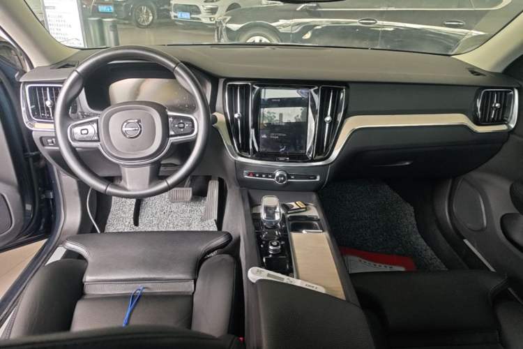 Used Volvo S60 2022 B4 Zhiyuan Luxury Edition Center Console