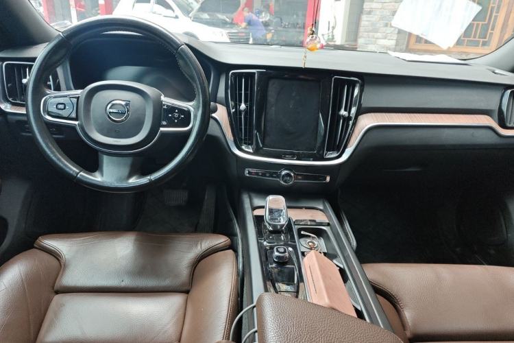 Used Volvo S60 2022 B4 Zhiyuan Luxury Edition Center Console